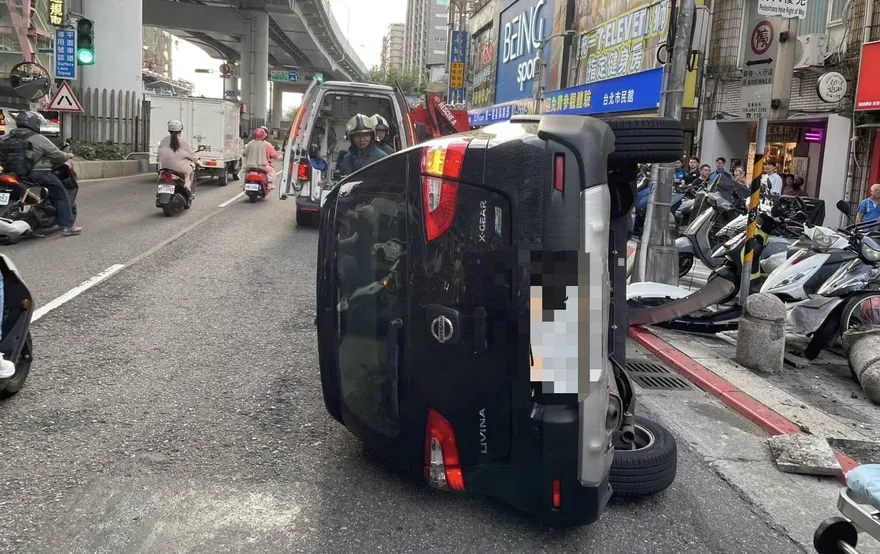 北市市民大道翻車車禍　駕駛受困幸無傷