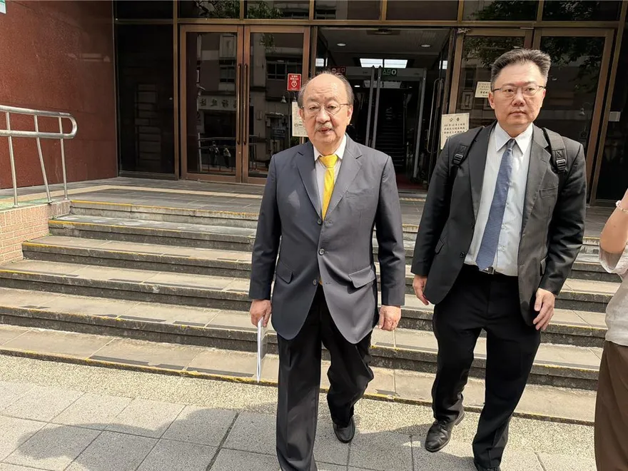柯建銘過失傷害案出庭！辯拐杖擊中徐巧芯無罪　開庭1分鐘結束