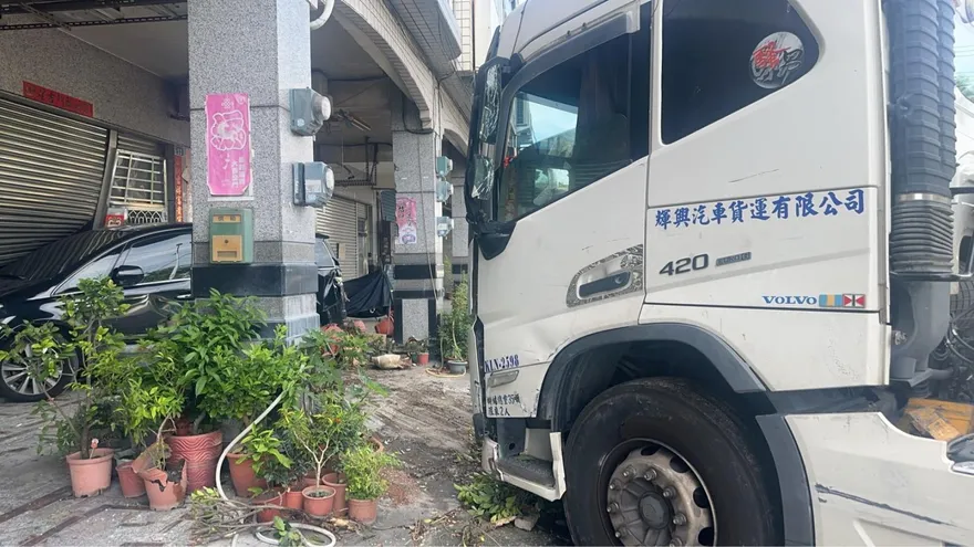 又是毒駕！彰化貨櫃車失控逆向衝民宅　交通受阻