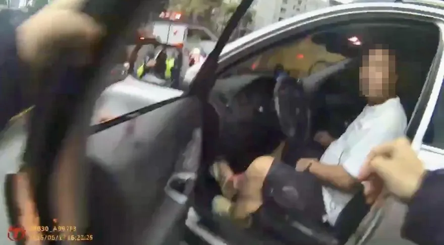 影/新北男毒駕拒檢瘋狂逆向　員警包夾拔槍活逮