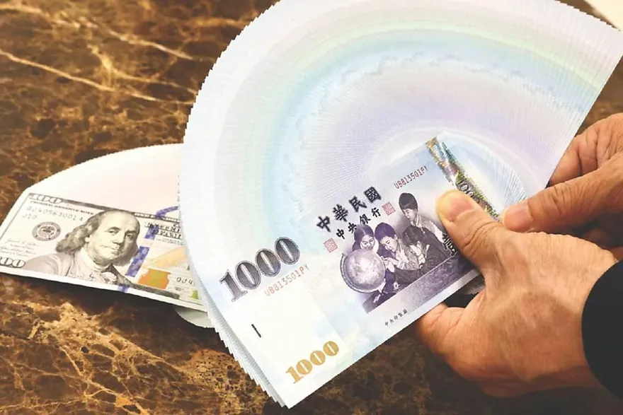新台幣續貶！上半年恐回測31.8元關卡