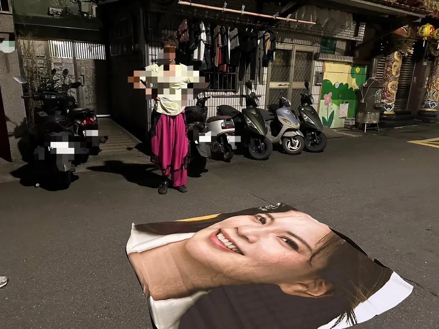 驚！美女議員看板「臉不見了」　法國男90秒強行外帶內幕曝光
