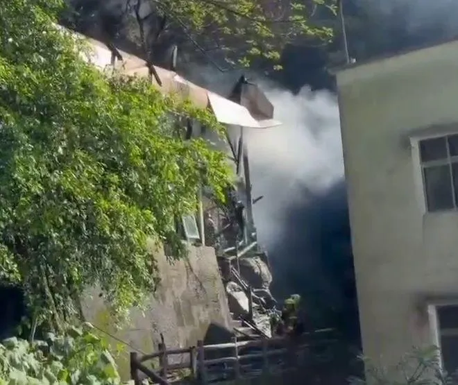影/新北金山倉庫大火！濃煙密布山坡「屋主急逃摔傷」