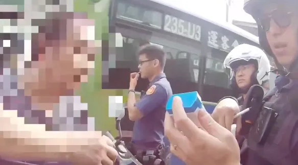 沒打方向燈被攔！南港阿伯「身上飄毒味」　一驗又是毒駕