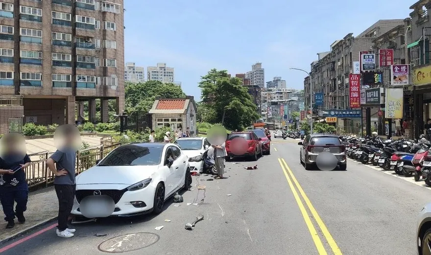 影/基隆自小客逆向連撞4車　機車騎士遭撞飛慘摔送醫