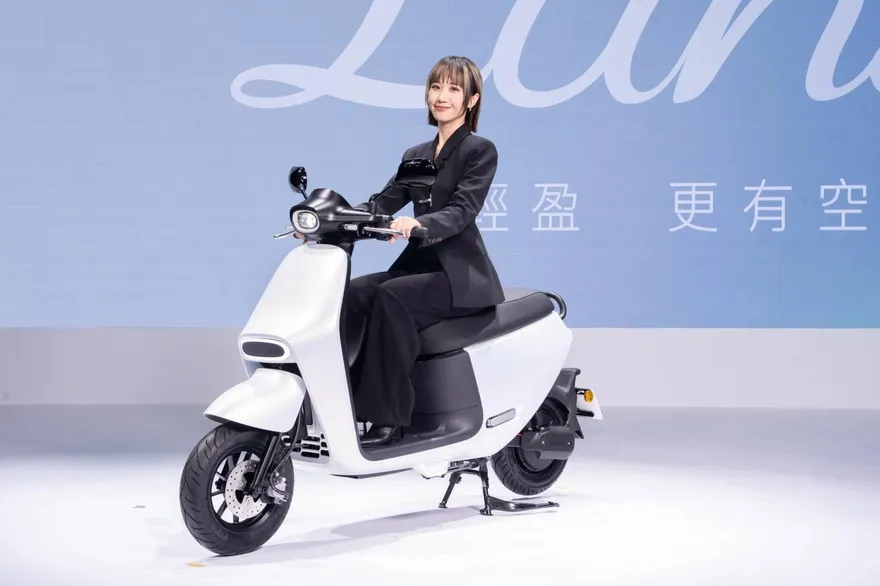 Lulu和陳漢典騎機車約會「戴全罩」登場　曝曾遇怪人無預警抱抱嚇到手卡都噴飛