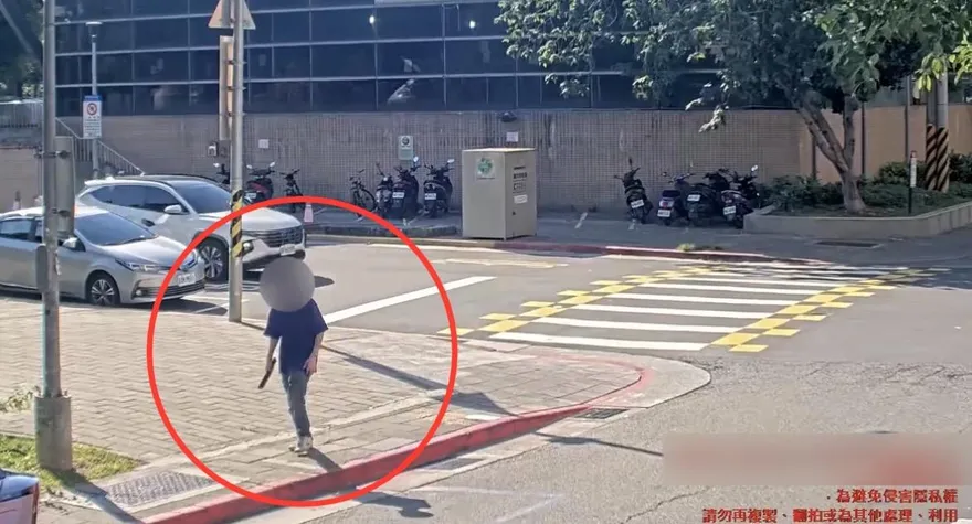 影/北市男手握雙刀隨機推撞路人　警火速逮人起獲毒品