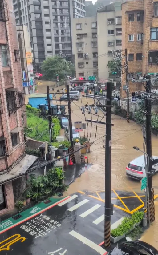 綠狂轟「路淹燈貴水溝塞」　歷史哥酸爆：他們現在最崇拜韓國瑜
