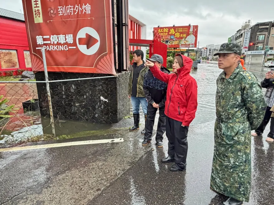 屏東淹成汪洋！「下午2點才停班停課」　周春米臉書遭灌爆