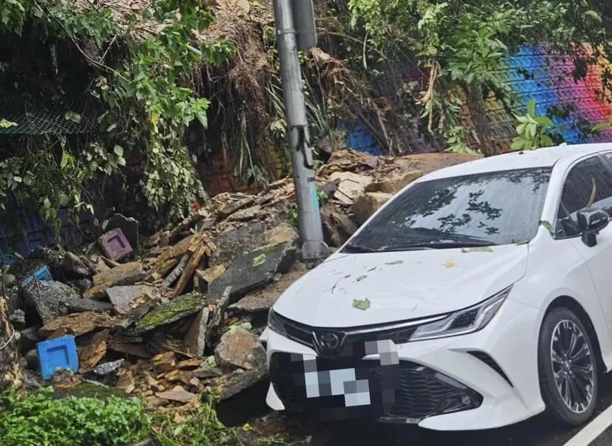 暴雨狂襲雙北內湖再傳災情　邊坡巨石滑落砸車