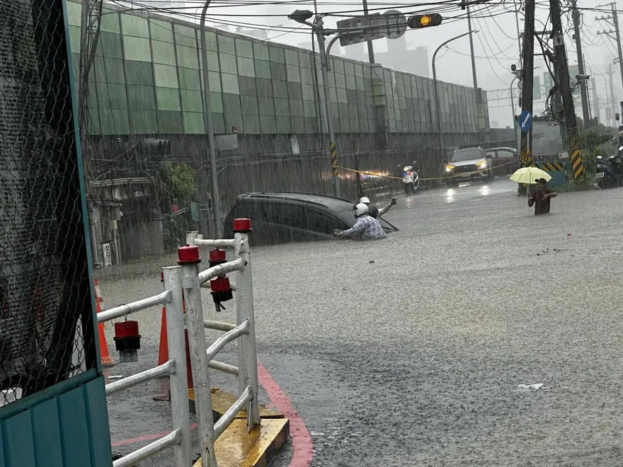 汐止豪雨開炸淹水及腰！67歲女硬闖涵洞慘滅頂　畫面曝光
