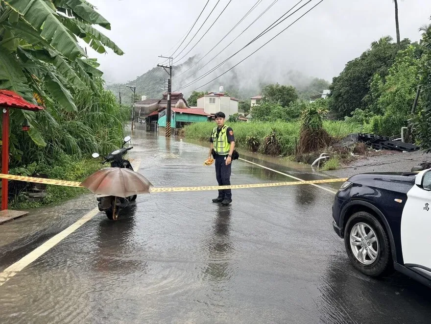 雨用倒的！高雄旗美累積雨量破300毫米　道路多處積淹水