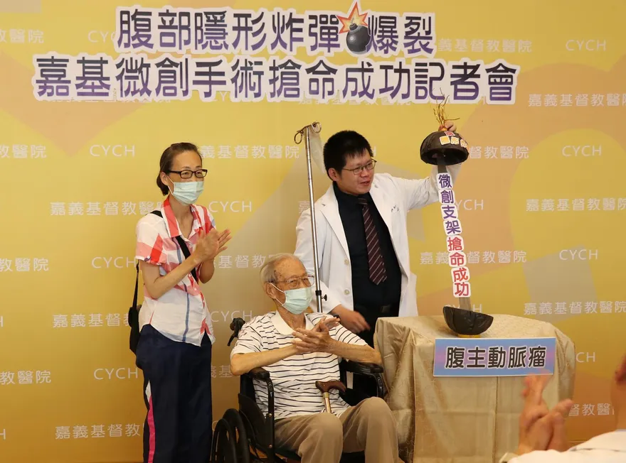 8旬翁「劇烈腹痛」一度昏迷！微創手術30分鐘內救命