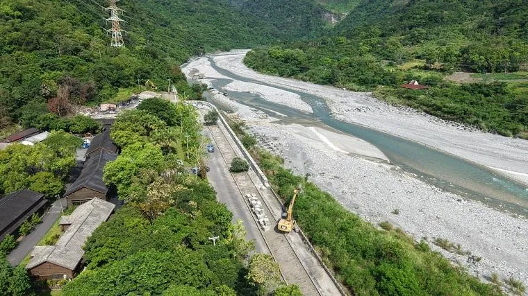 西南風與鋒面夾擊拋雨彈！防汛二級開設　監控萬里溪堰塞湖