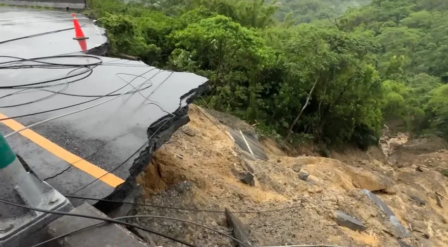 影/暴雨狂襲！台南龍崎市道182線路基崩塌　驚悚畫面曝