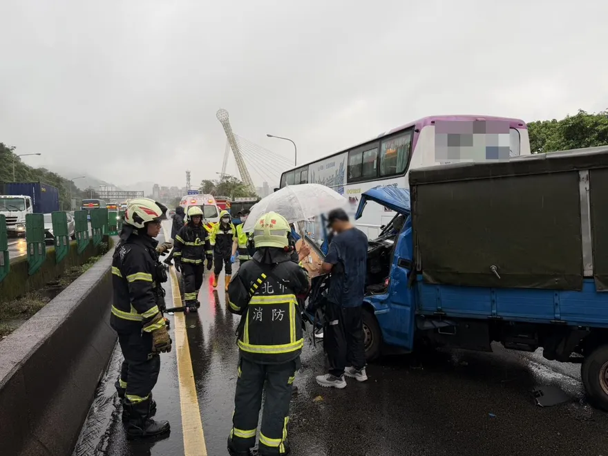 國道不平靜！汐止段「貨車追撞國光客運」　駕駛身亡