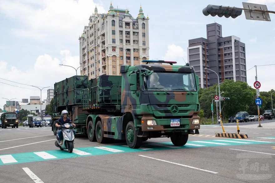 直擊/罕見疾駛街頭　空軍天弓三型飛彈立即備戰操演變換陣地