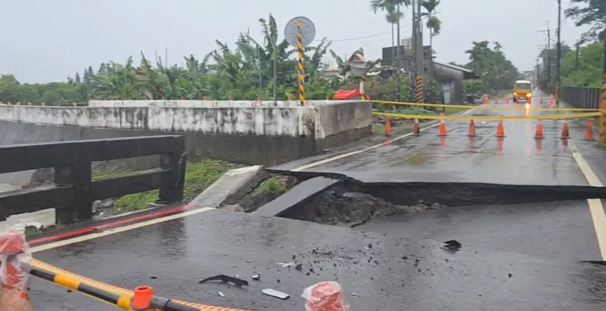 影/屏東潮州「鹿寮橋」遭暴雨沖斷　休旅車慘卡巨洞爆胎