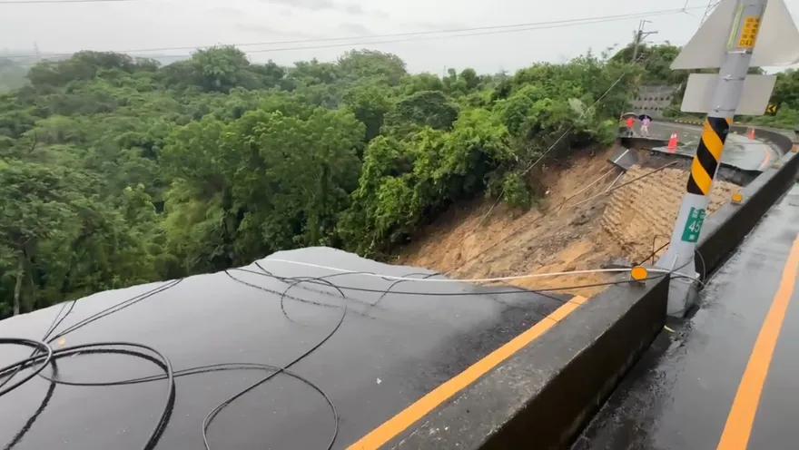 台南豪雨猛炸！釀1.6萬戶大停電　台電冒雨緊急搶修