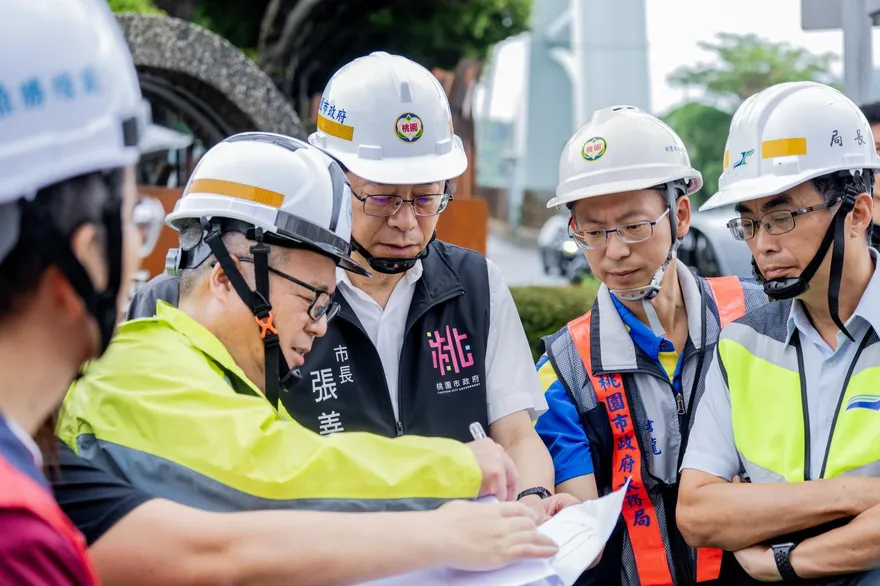 桃園暴雨路面裂開　張善政急勘災：全面檢討排水壓力風險