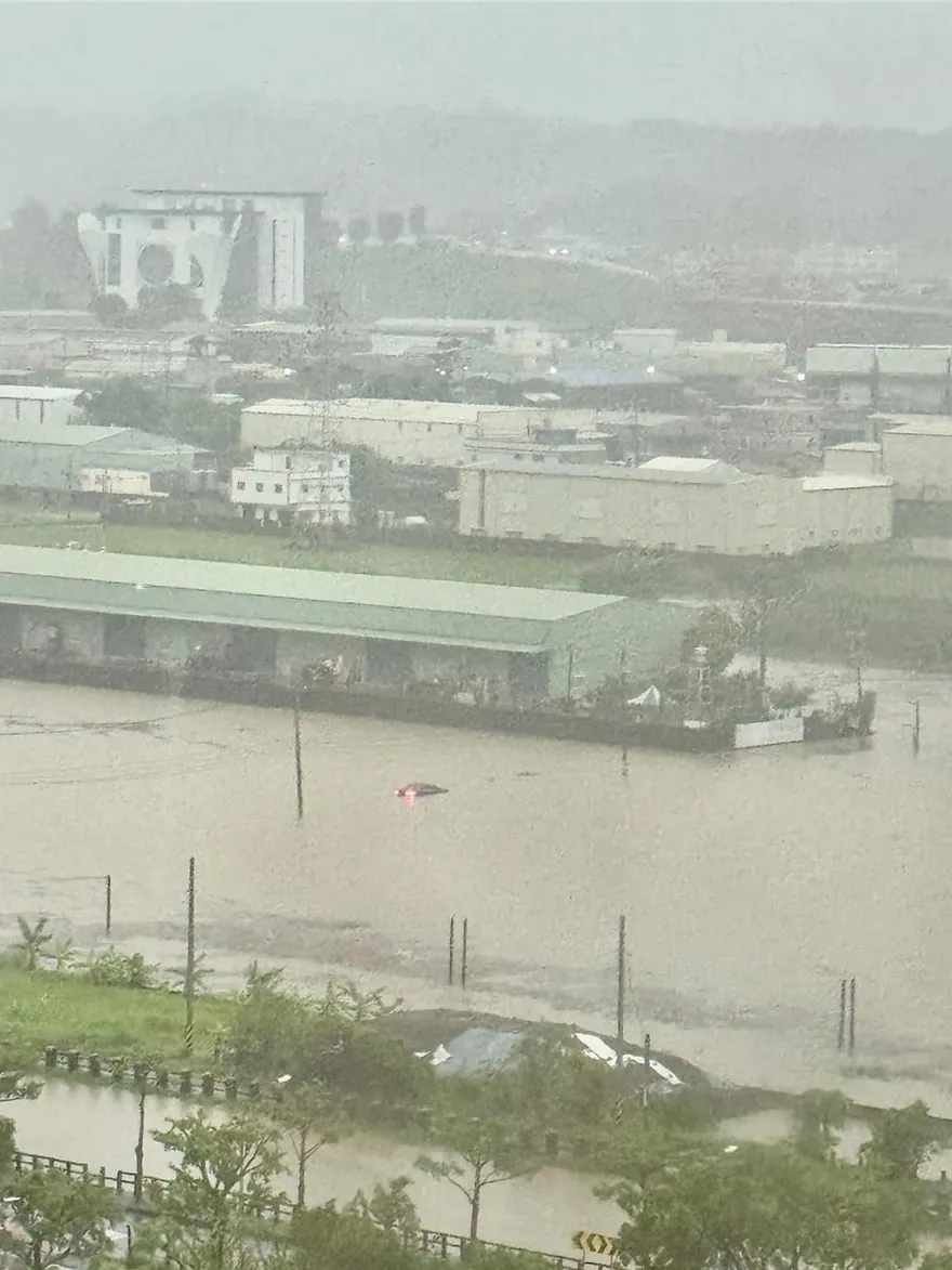 豪雨狂炸南台灣！高雄成汪洋「汽車滅頂」　一家3口驚險獲救