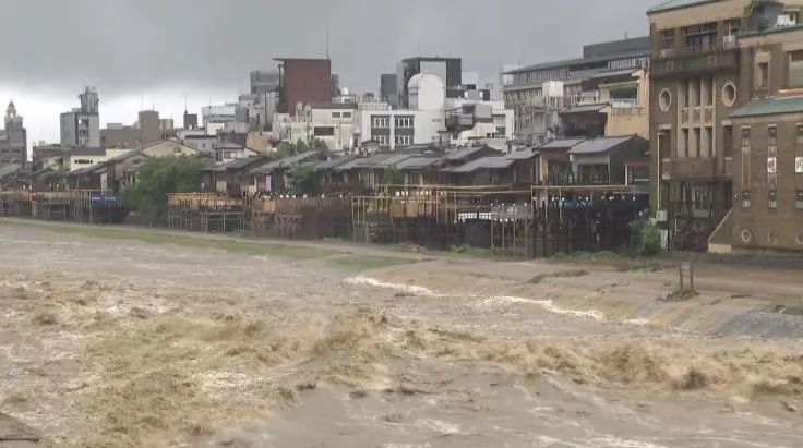 影/雙颱接力逼近日本近畿　豪雨狂襲京阪神