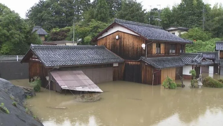 雙颱襲日近百棟房屋遭淹　19萬人接獲避難指示