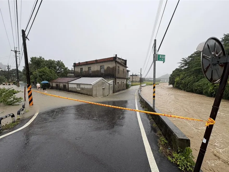 颱風米克拉豪雨肆虐新竹！1駕駛車內溺斃、1農民失聯