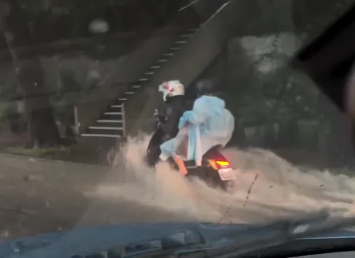 米克拉狂雨襲新竹！光復路淹成「光復溪」　網嘆上班變溯溪