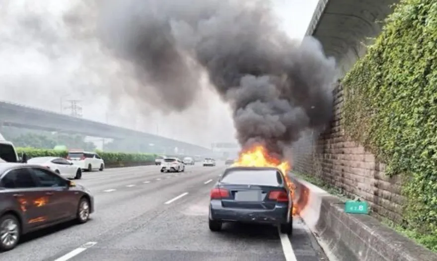 國1桃園段火燒車駕駛跳車逃生　轎車陷火海燒到剩骨架