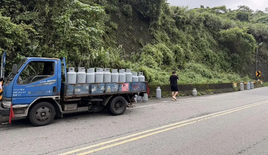 新店貨車10桶瓦斯突掉落滾馬路　路過民眾嚇壞警開罰