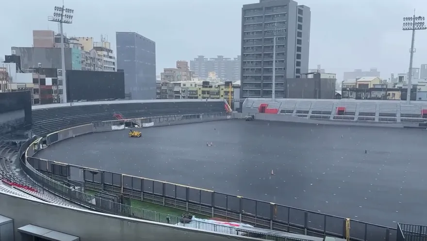 豪雨狂炸！新竹棒球場排水系統遭考驗　網友曬出「無積水」畫面