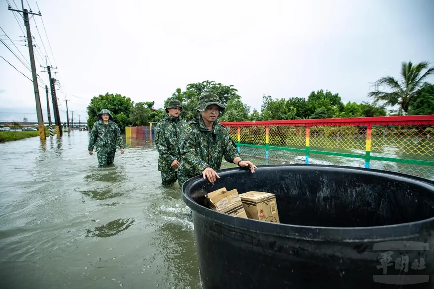 直擊！救援南部淹水災情　8軍團官兵涉水送物資、清淤復原