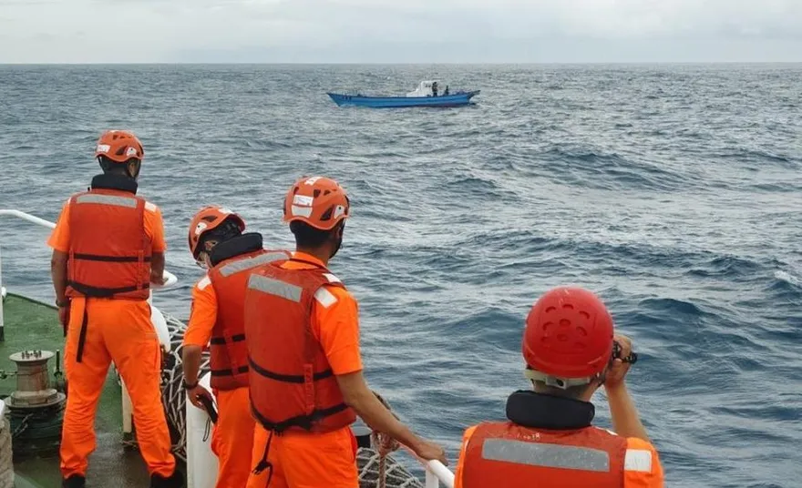 澎湖東吉海域遊艇進水翻覆　4人落海漁船及救援