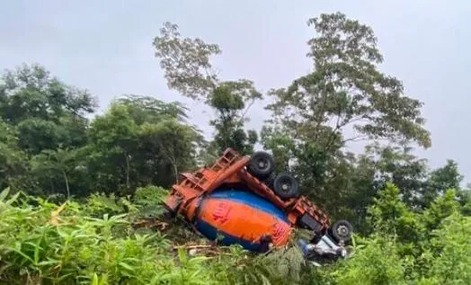 花蓮赤科山水泥預拌車翻覆　警消破壞車體救出受困駕駛