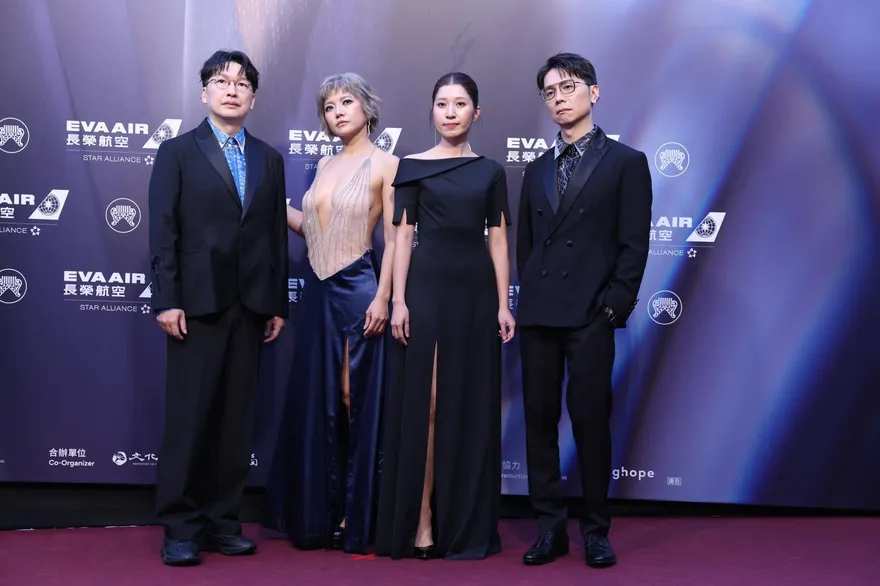 金曲37/紅毯最辣女星！春麵樂隊主唱「深V透視裝」尺度超狂