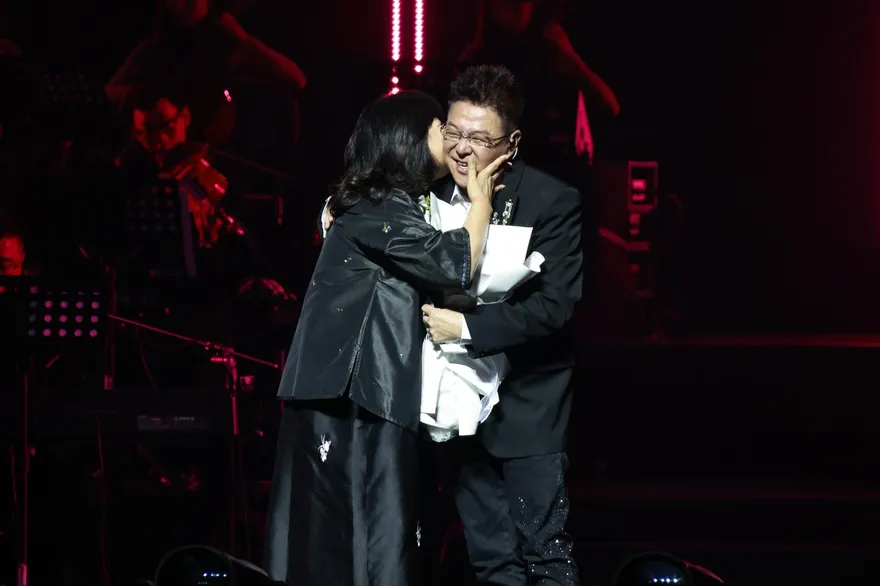 唱〈家後〉愛妻突上台獻吻　姜育恆甜蜜告白：有老婆的地方就是家