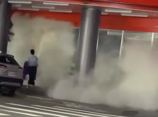 影/三重街頭一片白茫茫！竟是女子亂噴滅火器