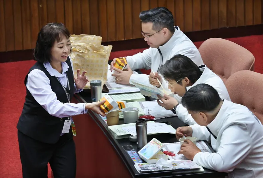 立院便當到底多難吃？林淑芬氣喊「尊嚴問題」影片曝光網驚呆