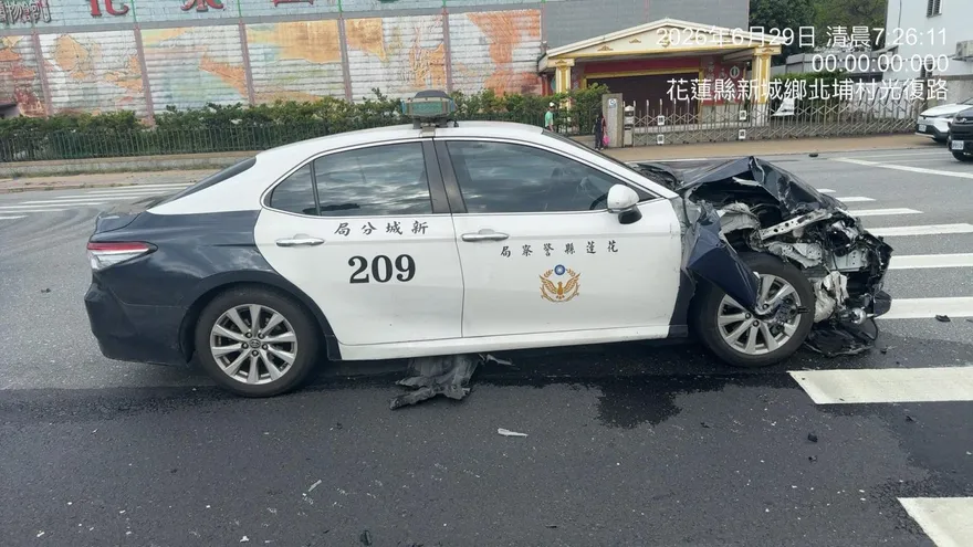 影/太累？花蓮警下班前50分鐘「開巡邏車高速追尾半毀」
