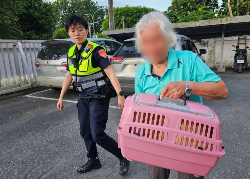 聰明橘貓走失後自行「報案」！花蓮警助阿嬤尋回愛貓
