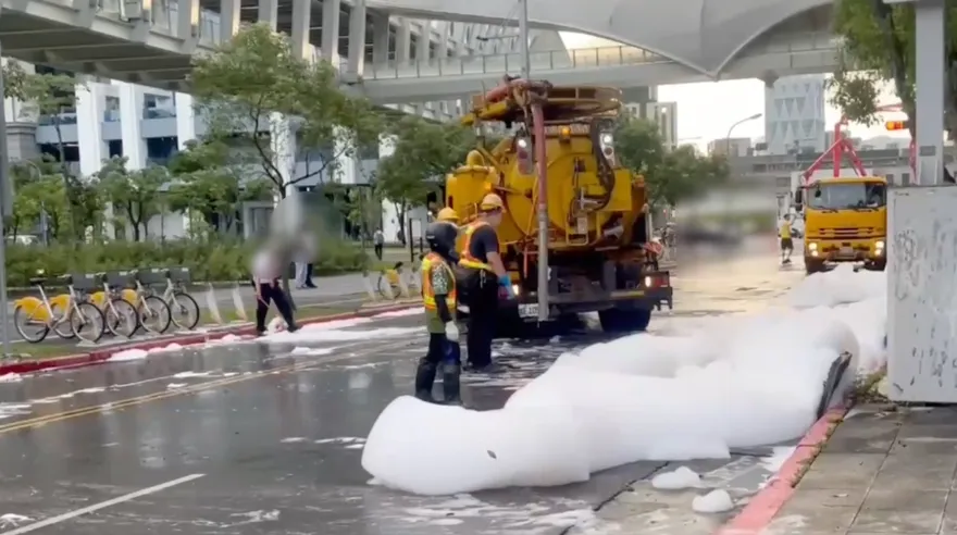 影/南港車站消防泡沫外洩！淹沒道路驚人畫面曝光