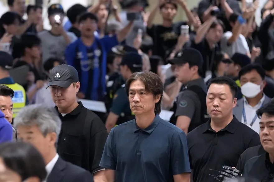 世足/球迷機場「迎接」洪明甫　高舉布條：韓國足球已死