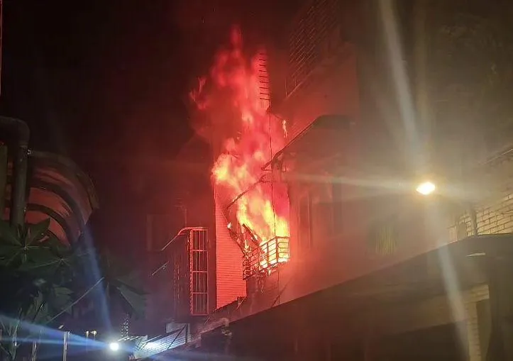 影/大片火團破窗出！基隆民宅「全面燃燒」恐怖景象曝