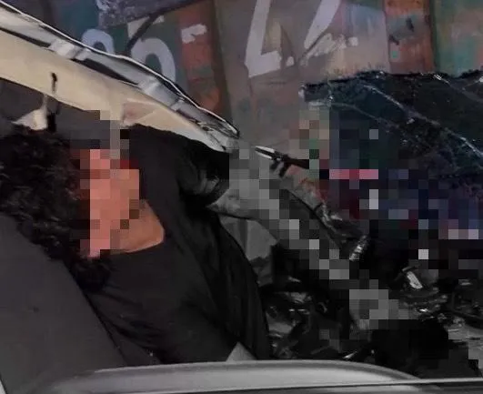 影/司機渾身血倒駕駛座！新北「貨車撞中巴」重大車禍直擊