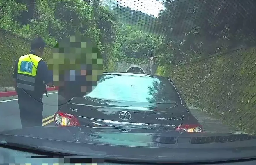 影/阿sir又累了？北市警執勤開警車「突追撞前車」