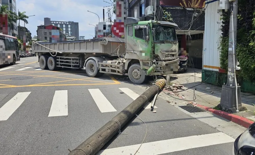 影/北市砂石車閃車撞斷電線桿　駕駛毒駕又酒駕遭逮