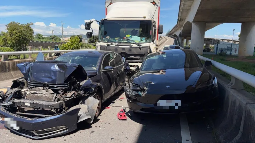 影/台中向上路又出事了！「5大小車追撞」3男3女送醫