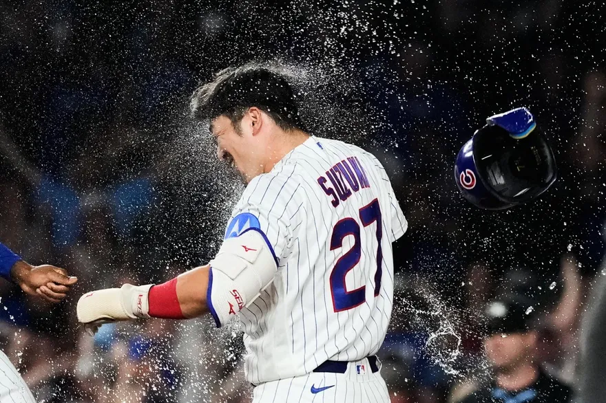MLB/攔截鈴木誠也再見安　教士外野手無奈撈到一堆樹葉