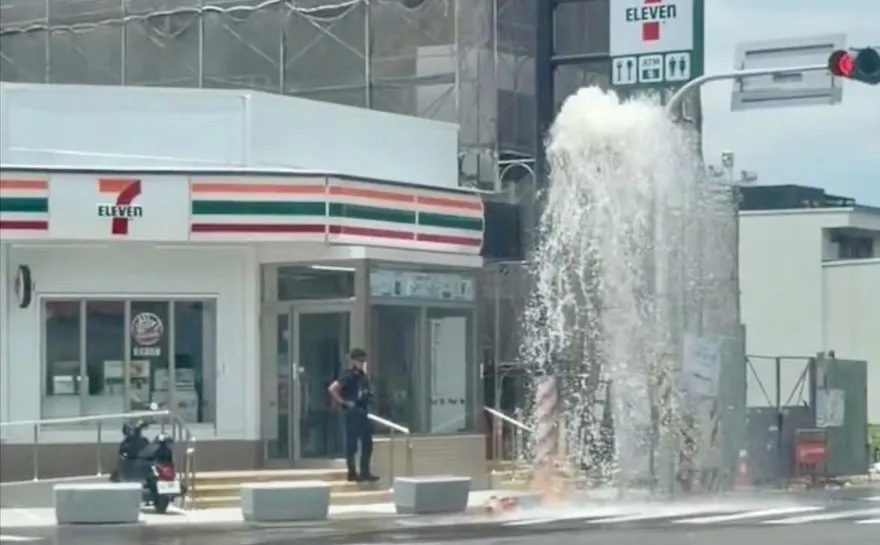 台南永康砂石車撞斷消防栓　水柱狂噴2樓高如噴泉
